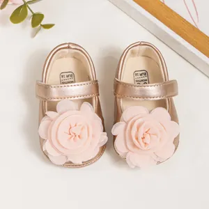 Détail de chaussures bébé or rose avec grande fleur en organza 3D et fermeture velcro