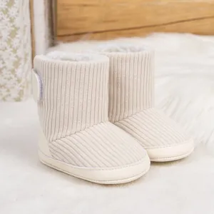 Detailansicht der Baby-Winterstiefel aus Cord mit weichem Kunstfell und Klettverschluss