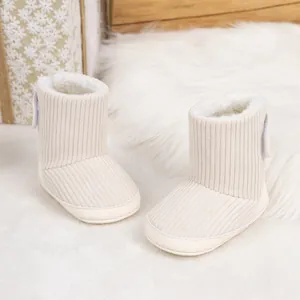 Nahaufnahme von Baby-Winterstiefeln mit warmem Lammwollfutter und Cord-Oberfläche