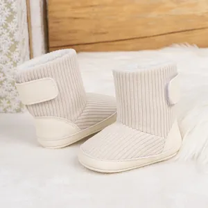 Detail von warmen Winter Babystiefeln mit Cordstoff und weichem Plüschfutter