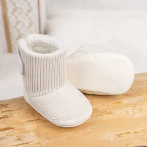 Detail von warmen Baby-Stiefeln mit Cord-Struktur, Sherpa-Futter und Klettverschluss