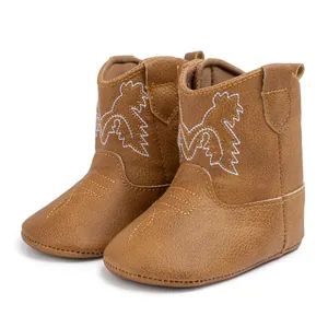Détail de bottes cowboy pour bébé marron avec broderie blanche et semelle souple et flexible
