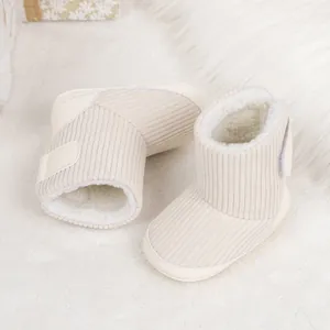Details von Baby-Winterstiefeln mit Cord-Struktur und weichem Lammfell-Imitatfutter