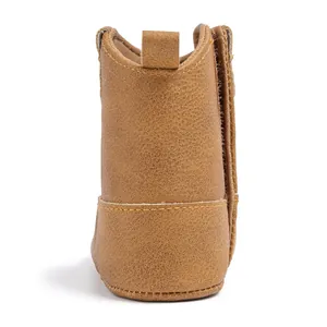 Détails de bottes de cowboy pour bébé avec languette arrière et coutures contrastées