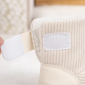 Nahaufnahme warmer Baby-Winterschuhe aus Cord mit weichem Plüschfutter und Klettverschluss