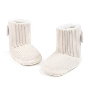 Detail von warmen Baby-Winterstiefeln aus Cordstoff und weichem Fleece-Futter