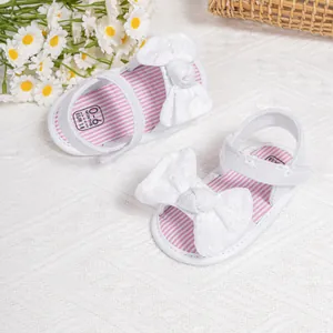 Detail of white infant bow sandals for 0-6 months baby with size chart information