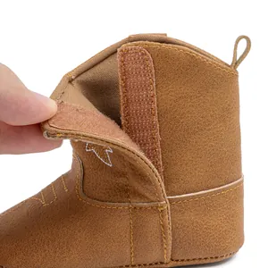 Détail d'une botte de cowboy pour bébé avec fermeture velcro et broderie d'étoiles