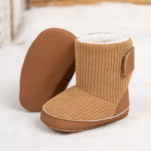 Detail von warmen Baby-Winterstiefeln mit Cord-Struktur und weichem Plüschfutter