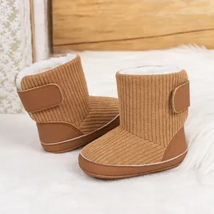 Detailansicht der warmen braunen Baby-Winterstiefel mit Cord und Kunstfellfutter