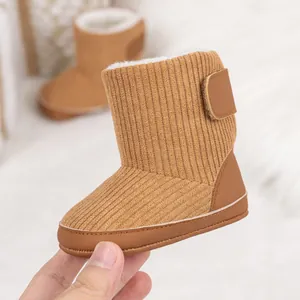 Detailansicht warmer Baby-Babyschuhe aus Cord mit weichem Fleecefutter und Klettverschluss