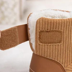 Detailansicht brauner Baby-Cordstiefel mit dickem Fleecefutter und Klettverschluss