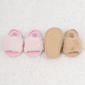 Vue détaillée de sandales en peluche pour bébé avec semelles antidérapantes à fleurs