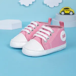 Chaussures bébé classiques en toile rose avec semelles souples antidérapantes