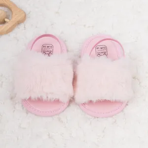 Gros plan sur les sandales bébé roses avec sangle de talon et info taille pour 0-6 mois