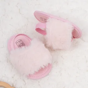 Détail de sandales roses en peluche pour bébé avec bride élastique et semelle souple