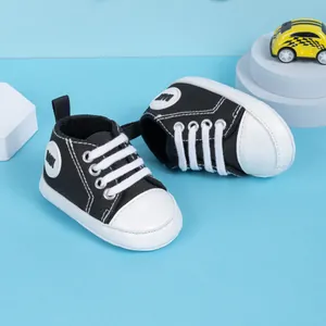 Gros plan détaillé de baskets classiques en toile pour bébé avec semelles souples