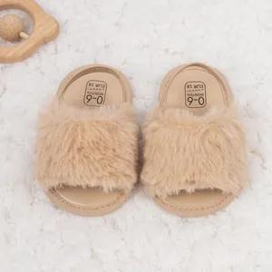 Détail de sandales en peluche kaki pour bébé avec bride arrière et marquage de taille