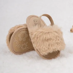 Détail de sandales bébé en fausse fourrure avec semelles intérieures à motif floral