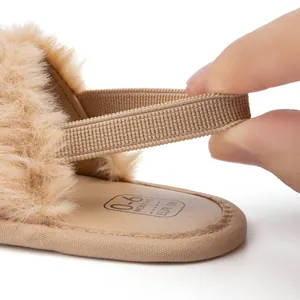 Gros plan sur la bride élastique des sandales en peluche pour bébé avec maintien