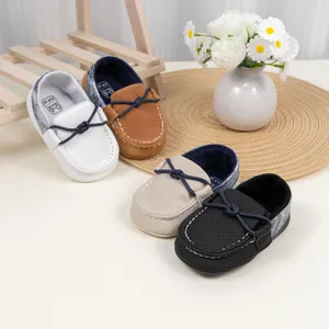 Detail von weichen Baby-Mokassins zum Reinschlüpfen in Weiß, Braun, Beige und Schwarz
