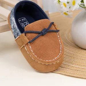 Braune Baby-Lauflernschuhe mit weißer Naht und blauem Knoten für 0-6 Monate