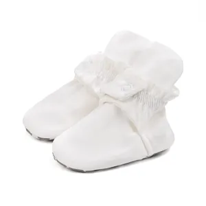 Chaussons bébé blancs effet soie avec volants et bouton-pression pour nouveau-nés