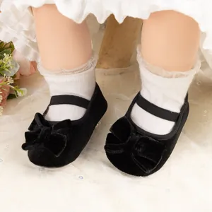 Vue détaillée de chaussures bébé Mary Jane en velours avec nœud et dentelle