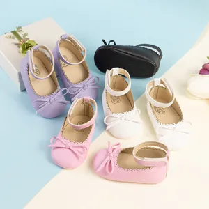 Vue à plat de chaussures souples pour bébés avec nœuds en plusieurs couleurs pastel