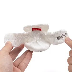 Détail de chaussures chaussettes en soie blanche pour bébé avec tissu élastique et boutons