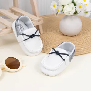Detailansicht weißer Baby-Mokassins mit weicher Sohle, blauem Rand und Luftlöchern
