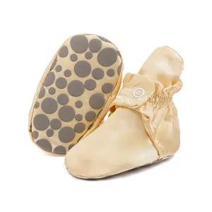 Chaussures bébé en satin champagne avec semelle antidérapante et boucle élastique