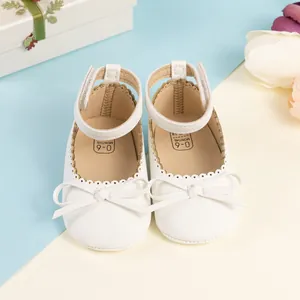 Détail de Mary Janes blanches pour bébé avec nœud et marqueur de taille 0-6 mois