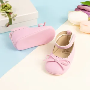 Détail des chaussures de bébé roses avec nœud et bride velcro pour nouveau-né