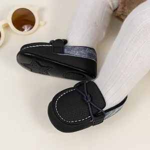 Detailansicht der Lauflernschuhe mit rutschfester Sternsohle und dekorativer Schleife