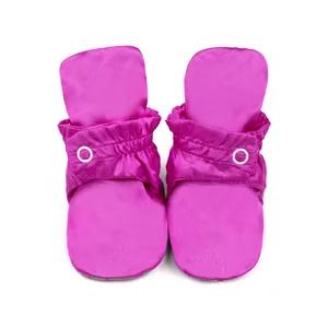 Vue détaillée des chaussures chaussettes bébé fuchsia avec poignets élastiques souples