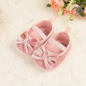 Détail de chaussures bébé en velours rose avec grand nœud et sangle en taille EUR 18