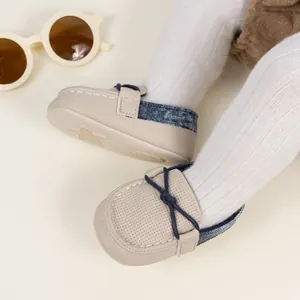 Detail eines Baby-Mokassins mit Luftlöchern und rutschfester Sternen-Gummisohle