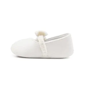 Détail de chaussures bébé en velours blanc avec nœud et bride Mary Jane élastique