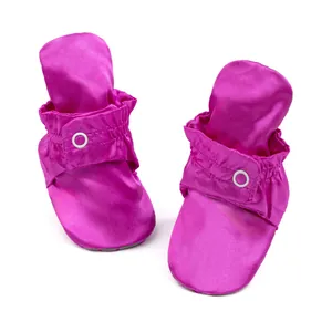 Chaussures de marche souples en satin rose pour bébé avec cheville élastique et bouton
