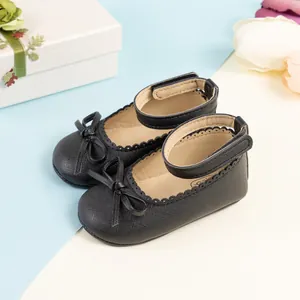 Détails des chaussures Mary Jane noires bébé avec nœud, bords festonnés et velcro