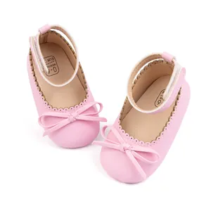 Vue détaillée de dessus des chaussures bébé roses avec nœud et marquage taille 0-6 mois