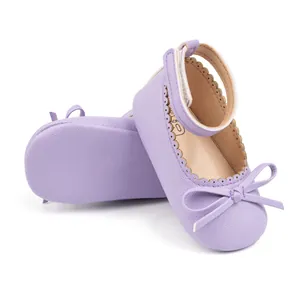 Détail de chaussures bébé fille violet clair avec nœud et bride velcro à vagues