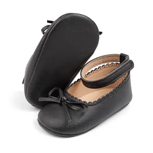 Détail de chaussures Mary Jane bébé avec nœud et semelles souples antidérapantes