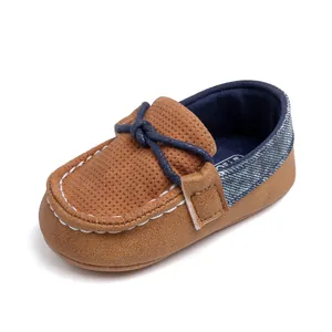 Detailansicht der Baby-Mokassins aus braunem Kunstleder und blauem Stoff zum Reinschlüpfen