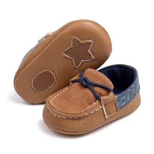 Detailansicht brauner Baby-Lauflernschuhe aus Kunstleder mit Sternenmuster auf der weichen Sohle