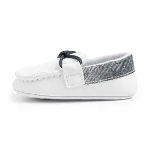 Detailansicht der weißen Baby-Lauflernschuhe aus Kunstleder mit atmungsaktiven Perforationen