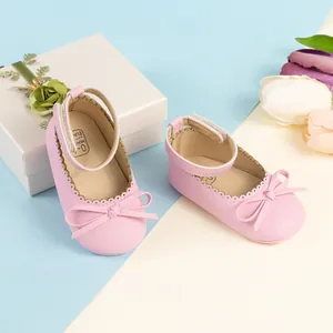 Chaussures roses pour bébé avec nœud décoratif, semelle souple et bride velcro