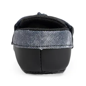 Detailansicht der Rückseite der Baby-Slipper mit blauer Denim-Textur und schwarzer Ferse