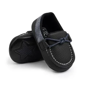 Detailansicht der rutschfesten Sternmuster auf den Gummisohlen der Baby-Slipper